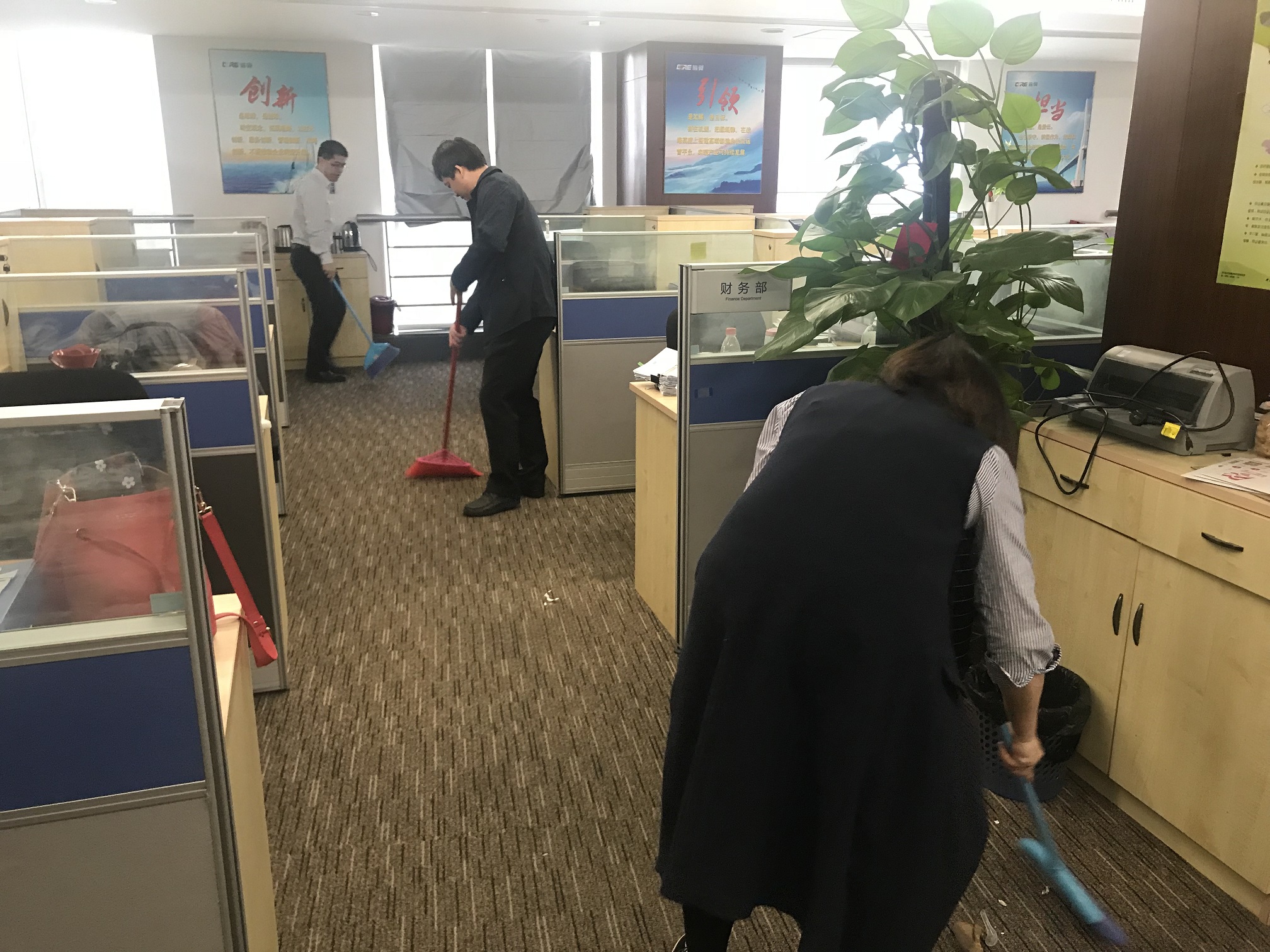 志愿义务劳动 扮靓办公环境.jpg